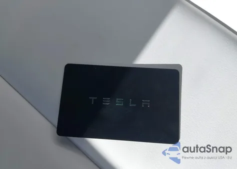 2024 Tesla Model Y Long Range Dual Motor All-Wheel Drive/Rwd z USA, uszkodzony, nr VIN 7SAYGDED0RF207913